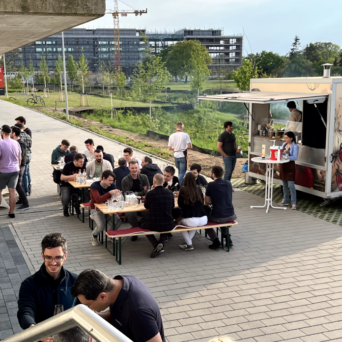 Sommerfest: gemeinsames Grillen im Innenhof