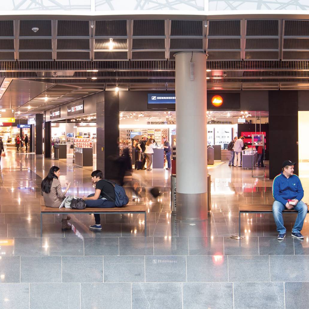 Flughafen mit Menschen zum Thema digitalisierte Store Checks bei der Fraport AG