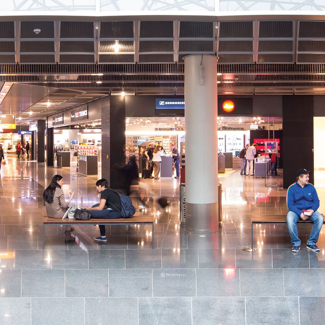 Flughafen mit Menschen zum Thema digitalisierte Store Checks bei der Fraport AG