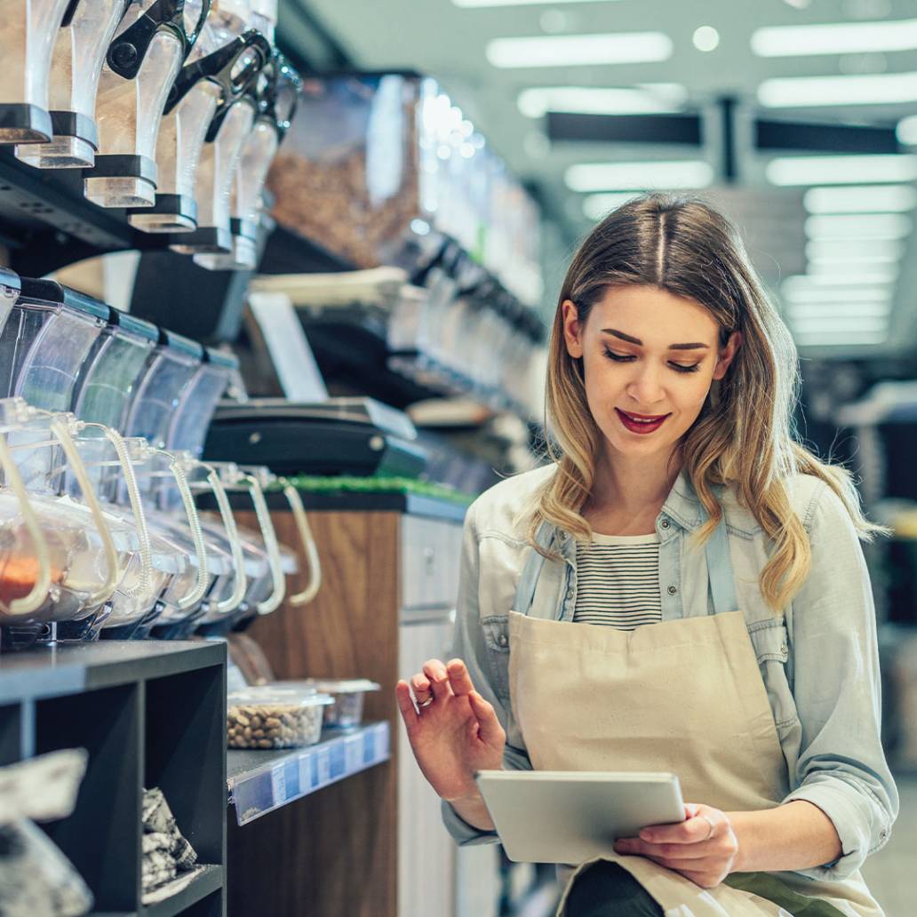 Frau führt Audit durch in der Lebensmittelbranche