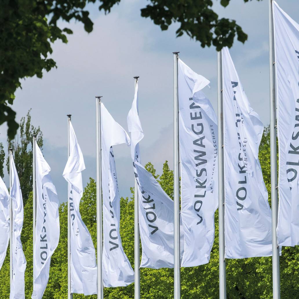 Volkswagen Logo auf Flaggen