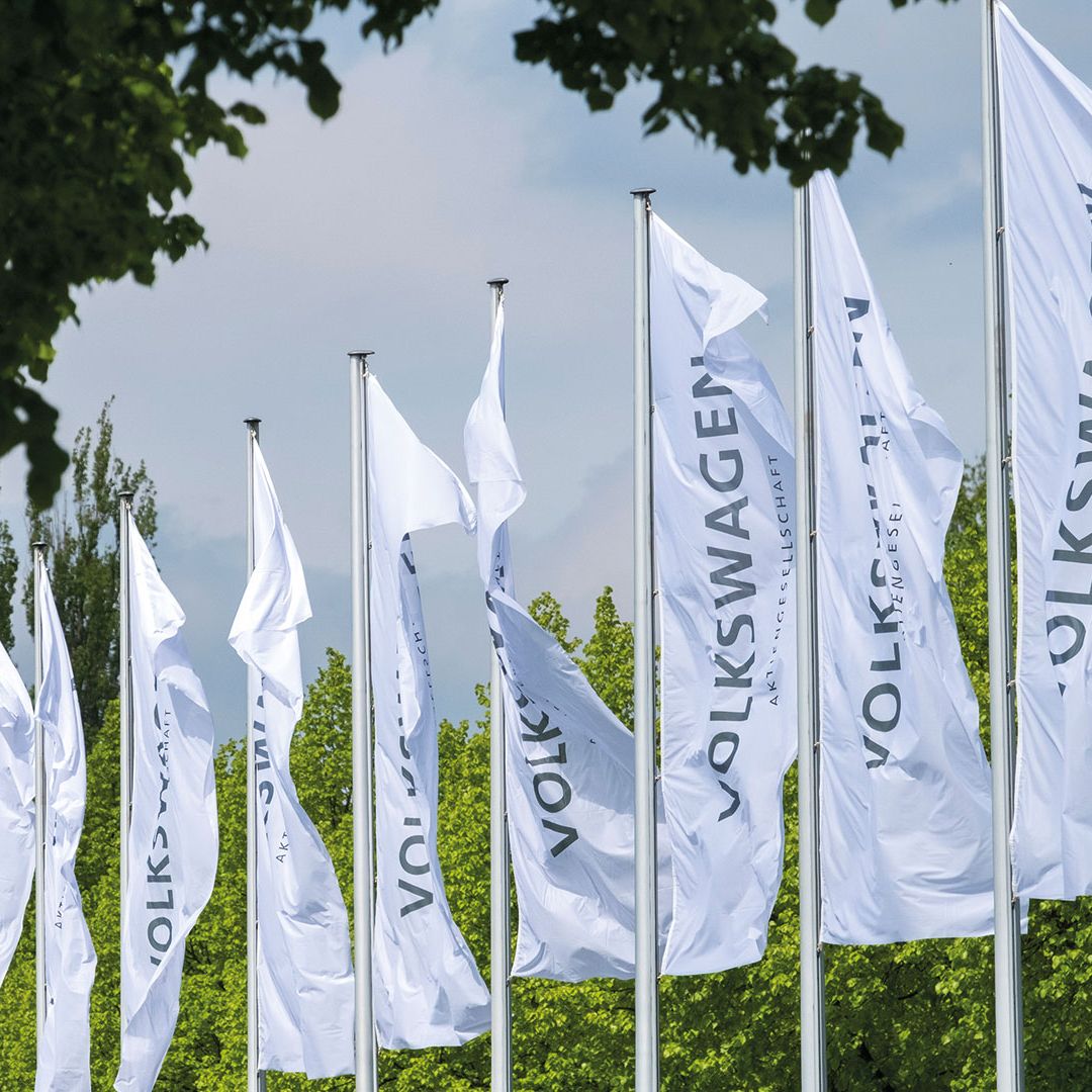 Volkswagen Logo auf Flaggen
