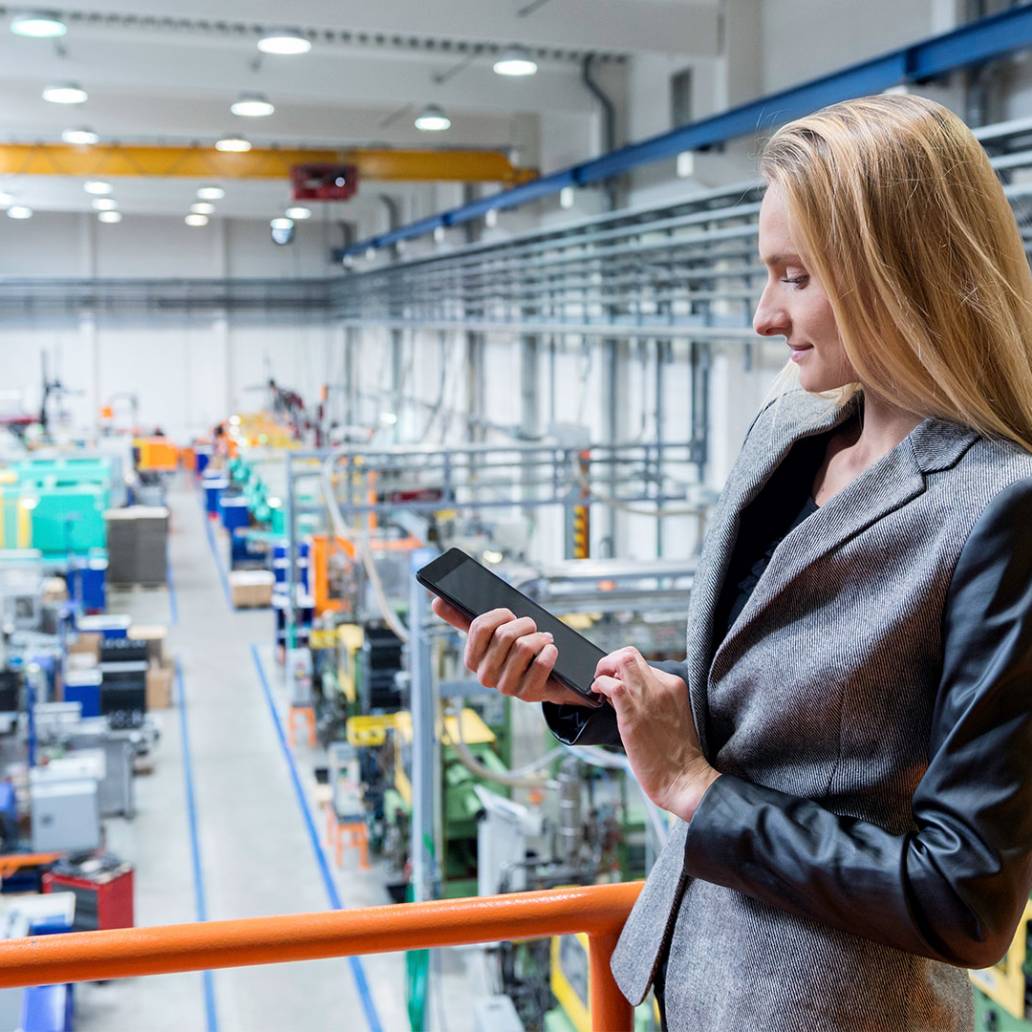 Auditorin bei der Arbeit mit smarter Software für digitale Audits