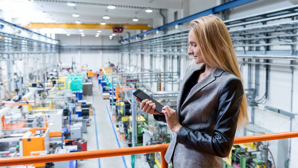 Auditorin bei der Arbeit mit smarter Software für digitale Audits