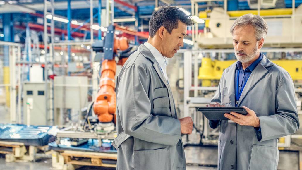 Zwei Auditoren nutzen die cluetec Audit Software auf dem Shopfloor