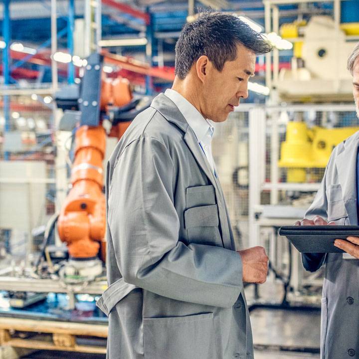 Zwei Auditoren nutzen die cluetec Audit Software auf dem Shopfloor