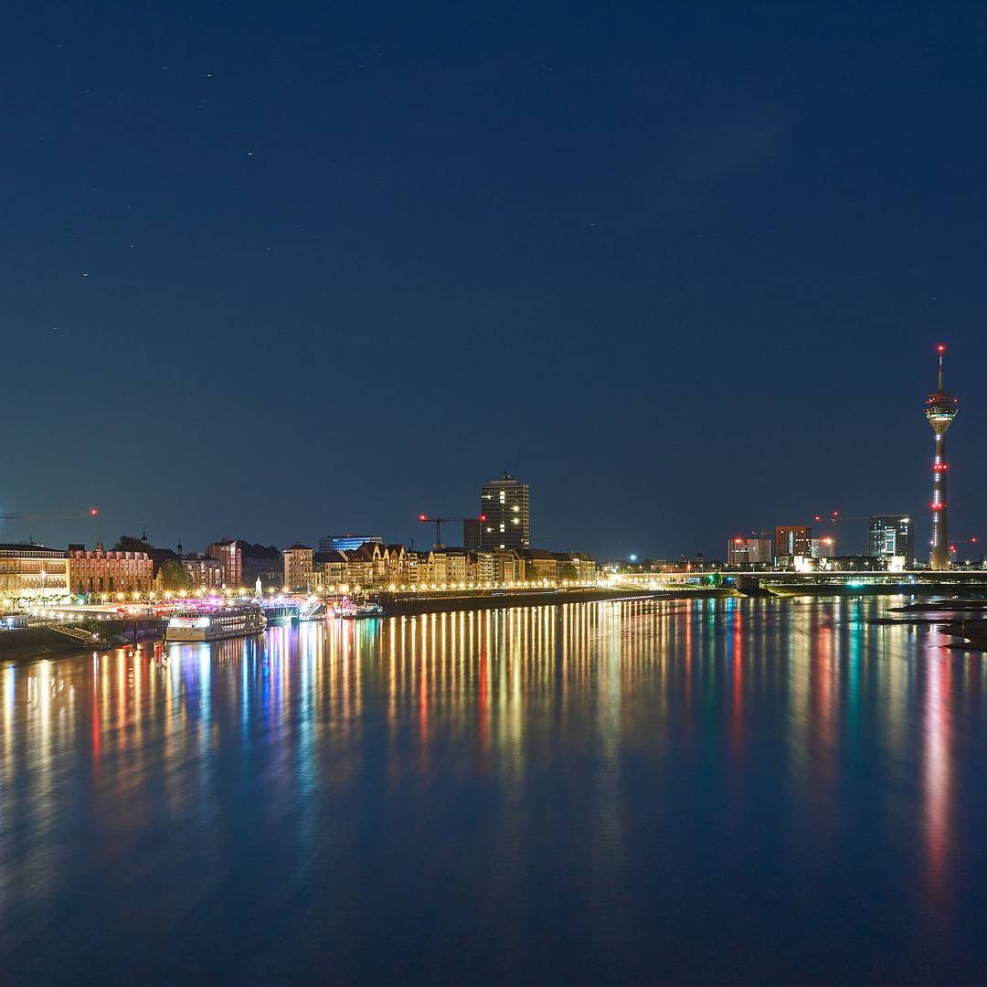 Skyline von Düsseldorf bei Nacht