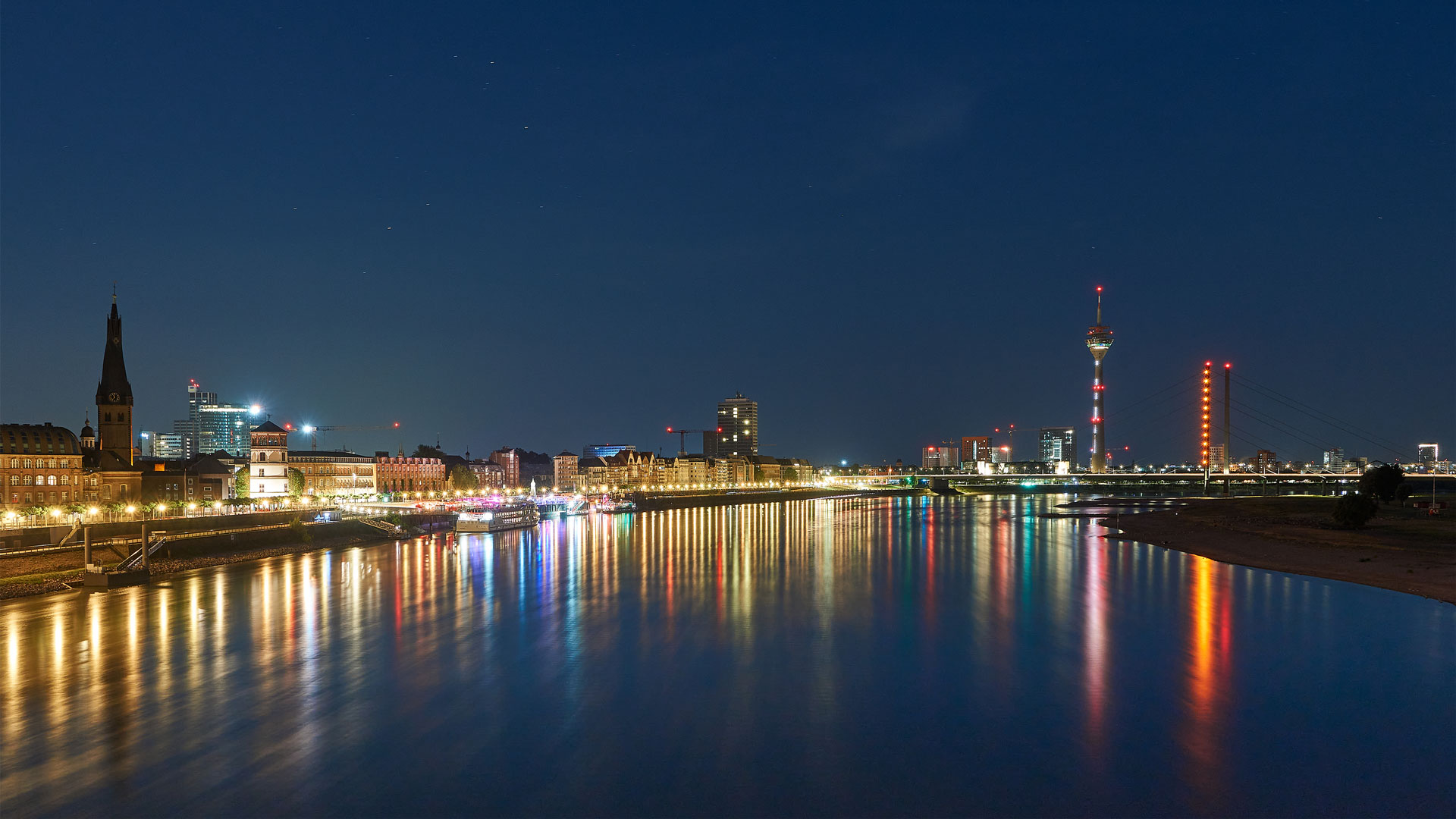 Skyline von Düsseldorf bei Nacht