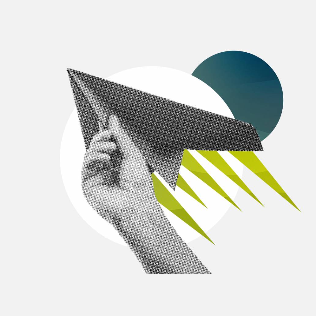 Hand mit Papierflieger für Audits in Luftfahrt in Überschall