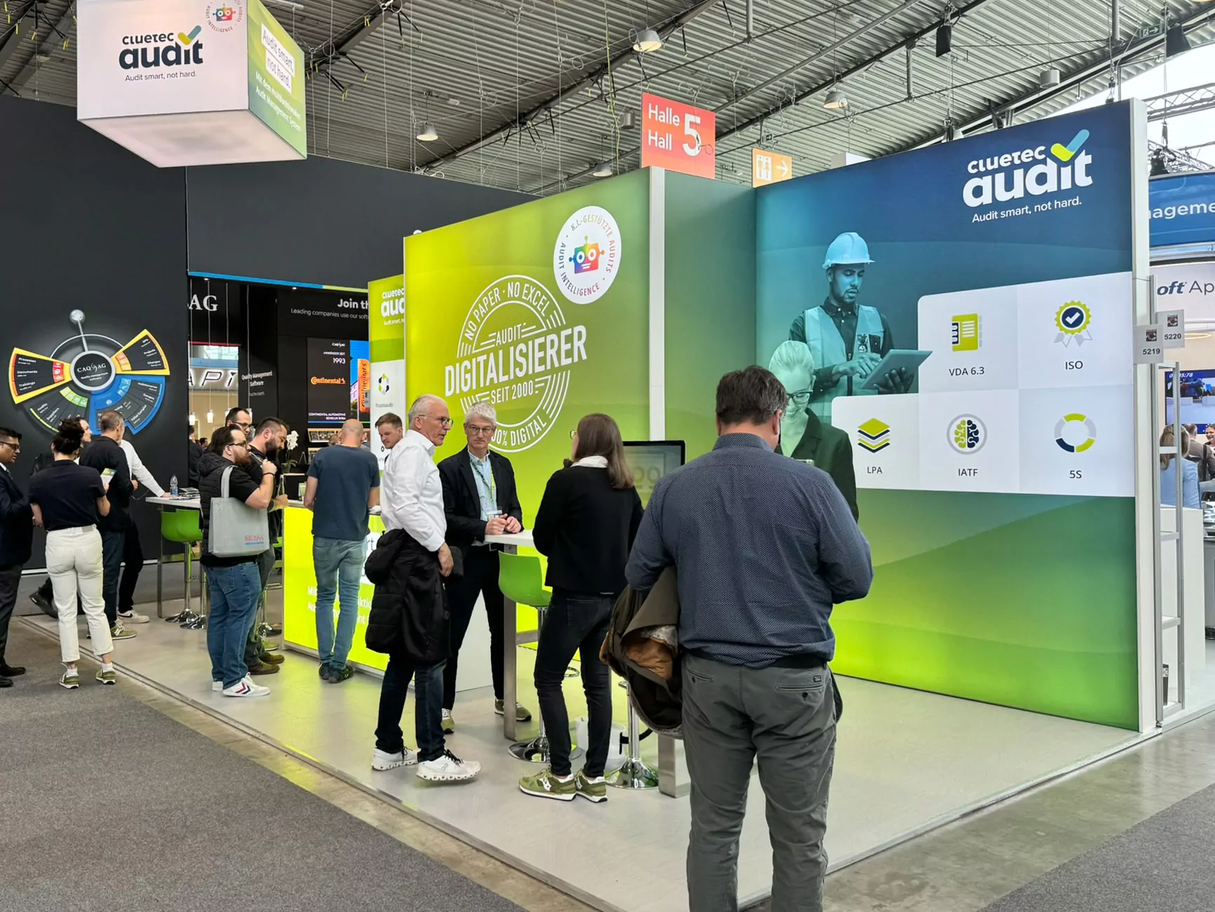 Die cluetec Audit Software auf der Control 2025 | Messestand mit vielen Besuchern